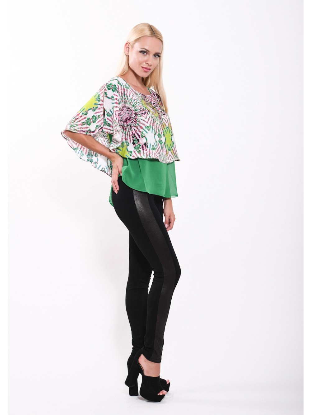 Dámská top SCILLA zelený s barevným vzorem.